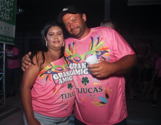 
<a style='margin-left: 5px;' class='btn btn-xs btn-social btn-facebook' href='https://www.facebook.com/sharer/sharer.php?u=https://galeramix.s01.web.getmuller.com.br/imagem/a153/800-800-90/conteudo/site_galerias/153/carnaval-grandes-amigos-105.jpg' rel='popup' data-width='500' data-height='400'><i class='fa fa-facebook'></i>Compartilhar <span class='hidden-xs'>no Facebook</span>
</a> 
<a class='btn btn-default btn-xs' target='_blank' href='imagem/a153/800-800-90/conteudo/site_galerias/153/carnaval-grandes-amigos-105.jpg'>
<span class='glyphicon glyphicon-cloud-download'></span> Salvar
</a>
