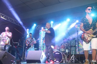 
<a style='margin-left: 5px;' class='btn btn-xs btn-social btn-facebook' href='https://www.facebook.com/sharer/sharer.php?u=https://galeramix.s01.web.getmuller.com.br/imagem/a153/800-800-90/conteudo/site_galerias/153/carnaval-grandes-amigos-106.jpg' rel='popup' data-width='500' data-height='400'><i class='fa fa-facebook'></i>Compartilhar <span class='hidden-xs'>no Facebook</span>
</a> 
<a class='btn btn-default btn-xs' target='_blank' href='imagem/a153/800-800-90/conteudo/site_galerias/153/carnaval-grandes-amigos-106.jpg'>
<span class='glyphicon glyphicon-cloud-download'></span> Salvar
</a>
