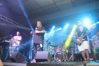 
<a style='margin-left: 5px;' class='btn btn-xs btn-social btn-facebook' href='https://www.facebook.com/sharer/sharer.php?u=https://galeramix.s01.web.getmuller.com.br/imagem/a153/800-800-90/conteudo/site_galerias/153/carnaval-grandes-amigos-107.jpg' rel='popup' data-width='500' data-height='400'><i class='fa fa-facebook'></i>Compartilhar <span class='hidden-xs'>no Facebook</span>
</a> 
<a class='btn btn-default btn-xs' target='_blank' href='imagem/a153/800-800-90/conteudo/site_galerias/153/carnaval-grandes-amigos-107.jpg'>
<span class='glyphicon glyphicon-cloud-download'></span> Salvar
</a>
