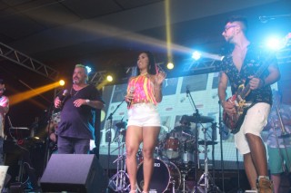 
<a style='margin-left: 5px;' class='btn btn-xs btn-social btn-facebook' href='https://www.facebook.com/sharer/sharer.php?u=https://galeramix.s01.web.getmuller.com.br/imagem/a153/800-800-90/conteudo/site_galerias/153/carnaval-grandes-amigos-113.jpg' rel='popup' data-width='500' data-height='400'><i class='fa fa-facebook'></i>Compartilhar <span class='hidden-xs'>no Facebook</span>
</a> 
<a class='btn btn-default btn-xs' target='_blank' href='imagem/a153/800-800-90/conteudo/site_galerias/153/carnaval-grandes-amigos-113.jpg'>
<span class='glyphicon glyphicon-cloud-download'></span> Salvar
</a>
