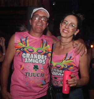 
<a style='margin-left: 5px;' class='btn btn-xs btn-social btn-facebook' href='https://www.facebook.com/sharer/sharer.php?u=https://galeramix.s01.web.getmuller.com.br/imagem/a153/800-800-90/conteudo/site_galerias/153/carnaval-grandes-amigos-115.jpg' rel='popup' data-width='500' data-height='400'><i class='fa fa-facebook'></i>Compartilhar <span class='hidden-xs'>no Facebook</span>
</a> 
<a class='btn btn-default btn-xs' target='_blank' href='imagem/a153/800-800-90/conteudo/site_galerias/153/carnaval-grandes-amigos-115.jpg'>
<span class='glyphicon glyphicon-cloud-download'></span> Salvar
</a>
