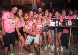 
<a style='margin-left: 5px;' class='btn btn-xs btn-social btn-facebook' href='https://www.facebook.com/sharer/sharer.php?u=https://galeramix.s01.web.getmuller.com.br/imagem/a153/800-800-90/conteudo/site_galerias/153/carnaval-grandes-amigos-116.jpg' rel='popup' data-width='500' data-height='400'><i class='fa fa-facebook'></i>Compartilhar <span class='hidden-xs'>no Facebook</span>
</a> 
<a class='btn btn-default btn-xs' target='_blank' href='imagem/a153/800-800-90/conteudo/site_galerias/153/carnaval-grandes-amigos-116.jpg'>
<span class='glyphicon glyphicon-cloud-download'></span> Salvar
</a>
