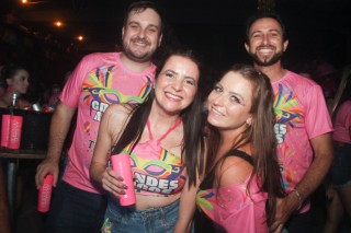 
<a style='margin-left: 5px;' class='btn btn-xs btn-social btn-facebook' href='https://www.facebook.com/sharer/sharer.php?u=https://galeramix.s01.web.getmuller.com.br/imagem/a153/800-800-90/conteudo/site_galerias/153/carnaval-grandes-amigos-117.jpg' rel='popup' data-width='500' data-height='400'><i class='fa fa-facebook'></i>Compartilhar <span class='hidden-xs'>no Facebook</span>
</a> 
<a class='btn btn-default btn-xs' target='_blank' href='imagem/a153/800-800-90/conteudo/site_galerias/153/carnaval-grandes-amigos-117.jpg'>
<span class='glyphicon glyphicon-cloud-download'></span> Salvar
</a>
