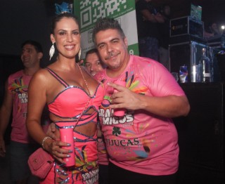 
<a style='margin-left: 5px;' class='btn btn-xs btn-social btn-facebook' href='https://www.facebook.com/sharer/sharer.php?u=https://galeramix.s01.web.getmuller.com.br/imagem/a153/800-800-90/conteudo/site_galerias/153/carnaval-grandes-amigos-119.jpg' rel='popup' data-width='500' data-height='400'><i class='fa fa-facebook'></i>Compartilhar <span class='hidden-xs'>no Facebook</span>
</a> 
<a class='btn btn-default btn-xs' target='_blank' href='imagem/a153/800-800-90/conteudo/site_galerias/153/carnaval-grandes-amigos-119.jpg'>
<span class='glyphicon glyphicon-cloud-download'></span> Salvar
</a>
