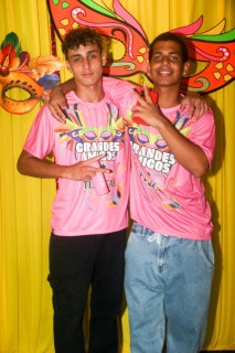 
<a style='margin-left: 5px;' class='btn btn-xs btn-social btn-facebook' href='https://www.facebook.com/sharer/sharer.php?u=https://galeramix.s01.web.getmuller.com.br/imagem/a153/800-800-90/conteudo/site_galerias/153/carnaval-grandes-amigos-12.jpg' rel='popup' data-width='500' data-height='400'><i class='fa fa-facebook'></i>Compartilhar <span class='hidden-xs'>no Facebook</span>
</a> 
<a class='btn btn-default btn-xs' target='_blank' href='imagem/a153/800-800-90/conteudo/site_galerias/153/carnaval-grandes-amigos-12.jpg'>
<span class='glyphicon glyphicon-cloud-download'></span> Salvar
</a>
