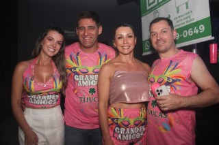 
<a style='margin-left: 5px;' class='btn btn-xs btn-social btn-facebook' href='https://www.facebook.com/sharer/sharer.php?u=https://galeramix.s01.web.getmuller.com.br/imagem/a153/800-800-90/conteudo/site_galerias/153/carnaval-grandes-amigos-121.jpg' rel='popup' data-width='500' data-height='400'><i class='fa fa-facebook'></i>Compartilhar <span class='hidden-xs'>no Facebook</span>
</a> 
<a class='btn btn-default btn-xs' target='_blank' href='imagem/a153/800-800-90/conteudo/site_galerias/153/carnaval-grandes-amigos-121.jpg'>
<span class='glyphicon glyphicon-cloud-download'></span> Salvar
</a>
