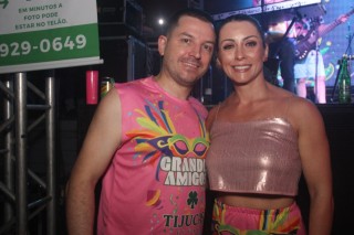 
<a style='margin-left: 5px;' class='btn btn-xs btn-social btn-facebook' href='https://www.facebook.com/sharer/sharer.php?u=https://galeramix.s01.web.getmuller.com.br/imagem/a153/800-800-90/conteudo/site_galerias/153/carnaval-grandes-amigos-123.jpg' rel='popup' data-width='500' data-height='400'><i class='fa fa-facebook'></i>Compartilhar <span class='hidden-xs'>no Facebook</span>
</a> 
<a class='btn btn-default btn-xs' target='_blank' href='imagem/a153/800-800-90/conteudo/site_galerias/153/carnaval-grandes-amigos-123.jpg'>
<span class='glyphicon glyphicon-cloud-download'></span> Salvar
</a>
