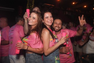 
<a style='margin-left: 5px;' class='btn btn-xs btn-social btn-facebook' href='https://www.facebook.com/sharer/sharer.php?u=https://galeramix.s01.web.getmuller.com.br/imagem/a153/800-800-90/conteudo/site_galerias/153/carnaval-grandes-amigos-124.jpg' rel='popup' data-width='500' data-height='400'><i class='fa fa-facebook'></i>Compartilhar <span class='hidden-xs'>no Facebook</span>
</a> 
<a class='btn btn-default btn-xs' target='_blank' href='imagem/a153/800-800-90/conteudo/site_galerias/153/carnaval-grandes-amigos-124.jpg'>
<span class='glyphicon glyphicon-cloud-download'></span> Salvar
</a>
