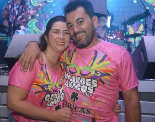 
<a style='margin-left: 5px;' class='btn btn-xs btn-social btn-facebook' href='https://www.facebook.com/sharer/sharer.php?u=https://galeramix.s01.web.getmuller.com.br/imagem/a153/800-800-90/conteudo/site_galerias/153/carnaval-grandes-amigos-126.jpg' rel='popup' data-width='500' data-height='400'><i class='fa fa-facebook'></i>Compartilhar <span class='hidden-xs'>no Facebook</span>
</a> 
<a class='btn btn-default btn-xs' target='_blank' href='imagem/a153/800-800-90/conteudo/site_galerias/153/carnaval-grandes-amigos-126.jpg'>
<span class='glyphicon glyphicon-cloud-download'></span> Salvar
</a>
