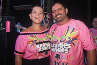 
<a style='margin-left: 5px;' class='btn btn-xs btn-social btn-facebook' href='https://www.facebook.com/sharer/sharer.php?u=https://galeramix.s01.web.getmuller.com.br/imagem/a153/800-800-90/conteudo/site_galerias/153/carnaval-grandes-amigos-127.jpg' rel='popup' data-width='500' data-height='400'><i class='fa fa-facebook'></i>Compartilhar <span class='hidden-xs'>no Facebook</span>
</a> 
<a class='btn btn-default btn-xs' target='_blank' href='imagem/a153/800-800-90/conteudo/site_galerias/153/carnaval-grandes-amigos-127.jpg'>
<span class='glyphicon glyphicon-cloud-download'></span> Salvar
</a>
