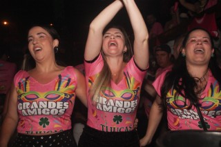 
<a style='margin-left: 5px;' class='btn btn-xs btn-social btn-facebook' href='https://www.facebook.com/sharer/sharer.php?u=https://galeramix.s01.web.getmuller.com.br/imagem/a153/800-800-90/conteudo/site_galerias/153/carnaval-grandes-amigos-128.jpg' rel='popup' data-width='500' data-height='400'><i class='fa fa-facebook'></i>Compartilhar <span class='hidden-xs'>no Facebook</span>
</a> 
<a class='btn btn-default btn-xs' target='_blank' href='imagem/a153/800-800-90/conteudo/site_galerias/153/carnaval-grandes-amigos-128.jpg'>
<span class='glyphicon glyphicon-cloud-download'></span> Salvar
</a>
