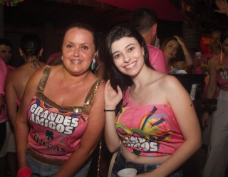 
<a style='margin-left: 5px;' class='btn btn-xs btn-social btn-facebook' href='https://www.facebook.com/sharer/sharer.php?u=https://galeramix.s01.web.getmuller.com.br/imagem/a153/800-800-90/conteudo/site_galerias/153/carnaval-grandes-amigos-129.jpg' rel='popup' data-width='500' data-height='400'><i class='fa fa-facebook'></i>Compartilhar <span class='hidden-xs'>no Facebook</span>
</a> 
<a class='btn btn-default btn-xs' target='_blank' href='imagem/a153/800-800-90/conteudo/site_galerias/153/carnaval-grandes-amigos-129.jpg'>
<span class='glyphicon glyphicon-cloud-download'></span> Salvar
</a>
