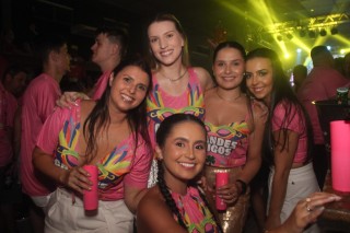 
<a style='margin-left: 5px;' class='btn btn-xs btn-social btn-facebook' href='https://www.facebook.com/sharer/sharer.php?u=https://galeramix.s01.web.getmuller.com.br/imagem/a153/800-800-90/conteudo/site_galerias/153/carnaval-grandes-amigos-130.jpg' rel='popup' data-width='500' data-height='400'><i class='fa fa-facebook'></i>Compartilhar <span class='hidden-xs'>no Facebook</span>
</a> 
<a class='btn btn-default btn-xs' target='_blank' href='imagem/a153/800-800-90/conteudo/site_galerias/153/carnaval-grandes-amigos-130.jpg'>
<span class='glyphicon glyphicon-cloud-download'></span> Salvar
</a>
