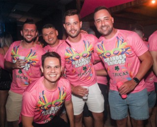 
<a style='margin-left: 5px;' class='btn btn-xs btn-social btn-facebook' href='https://www.facebook.com/sharer/sharer.php?u=https://galeramix.s01.web.getmuller.com.br/imagem/a153/800-800-90/conteudo/site_galerias/153/carnaval-grandes-amigos-131.jpg' rel='popup' data-width='500' data-height='400'><i class='fa fa-facebook'></i>Compartilhar <span class='hidden-xs'>no Facebook</span>
</a> 
<a class='btn btn-default btn-xs' target='_blank' href='imagem/a153/800-800-90/conteudo/site_galerias/153/carnaval-grandes-amigos-131.jpg'>
<span class='glyphicon glyphicon-cloud-download'></span> Salvar
</a>
