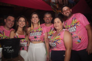 
<a style='margin-left: 5px;' class='btn btn-xs btn-social btn-facebook' href='https://www.facebook.com/sharer/sharer.php?u=https://galeramix.s01.web.getmuller.com.br/imagem/a153/800-800-90/conteudo/site_galerias/153/carnaval-grandes-amigos-132.jpg' rel='popup' data-width='500' data-height='400'><i class='fa fa-facebook'></i>Compartilhar <span class='hidden-xs'>no Facebook</span>
</a> 
<a class='btn btn-default btn-xs' target='_blank' href='imagem/a153/800-800-90/conteudo/site_galerias/153/carnaval-grandes-amigos-132.jpg'>
<span class='glyphicon glyphicon-cloud-download'></span> Salvar
</a>
