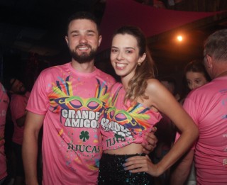 
<a style='margin-left: 5px;' class='btn btn-xs btn-social btn-facebook' href='https://www.facebook.com/sharer/sharer.php?u=https://galeramix.s01.web.getmuller.com.br/imagem/a153/800-800-90/conteudo/site_galerias/153/carnaval-grandes-amigos-134.jpg' rel='popup' data-width='500' data-height='400'><i class='fa fa-facebook'></i>Compartilhar <span class='hidden-xs'>no Facebook</span>
</a> 
<a class='btn btn-default btn-xs' target='_blank' href='imagem/a153/800-800-90/conteudo/site_galerias/153/carnaval-grandes-amigos-134.jpg'>
<span class='glyphicon glyphicon-cloud-download'></span> Salvar
</a>
