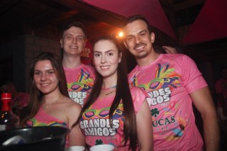 
<a style='margin-left: 5px;' class='btn btn-xs btn-social btn-facebook' href='https://www.facebook.com/sharer/sharer.php?u=https://galeramix.s01.web.getmuller.com.br/imagem/a153/800-800-90/conteudo/site_galerias/153/carnaval-grandes-amigos-137.jpg' rel='popup' data-width='500' data-height='400'><i class='fa fa-facebook'></i>Compartilhar <span class='hidden-xs'>no Facebook</span>
</a> 
<a class='btn btn-default btn-xs' target='_blank' href='imagem/a153/800-800-90/conteudo/site_galerias/153/carnaval-grandes-amigos-137.jpg'>
<span class='glyphicon glyphicon-cloud-download'></span> Salvar
</a>
