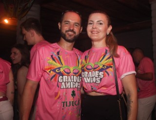 
<a style='margin-left: 5px;' class='btn btn-xs btn-social btn-facebook' href='https://www.facebook.com/sharer/sharer.php?u=https://galeramix.s01.web.getmuller.com.br/imagem/a153/800-800-90/conteudo/site_galerias/153/carnaval-grandes-amigos-139.jpg' rel='popup' data-width='500' data-height='400'><i class='fa fa-facebook'></i>Compartilhar <span class='hidden-xs'>no Facebook</span>
</a> 
<a class='btn btn-default btn-xs' target='_blank' href='imagem/a153/800-800-90/conteudo/site_galerias/153/carnaval-grandes-amigos-139.jpg'>
<span class='glyphicon glyphicon-cloud-download'></span> Salvar
</a>
