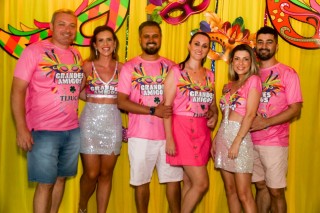 
<a style='margin-left: 5px;' class='btn btn-xs btn-social btn-facebook' href='https://www.facebook.com/sharer/sharer.php?u=https://galeramix.s01.web.getmuller.com.br/imagem/a153/800-800-90/conteudo/site_galerias/153/carnaval-grandes-amigos-14.jpg' rel='popup' data-width='500' data-height='400'><i class='fa fa-facebook'></i>Compartilhar <span class='hidden-xs'>no Facebook</span>
</a> 
<a class='btn btn-default btn-xs' target='_blank' href='imagem/a153/800-800-90/conteudo/site_galerias/153/carnaval-grandes-amigos-14.jpg'>
<span class='glyphicon glyphicon-cloud-download'></span> Salvar
</a>
