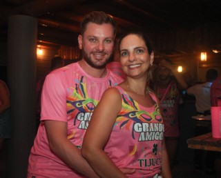 
<a style='margin-left: 5px;' class='btn btn-xs btn-social btn-facebook' href='https://www.facebook.com/sharer/sharer.php?u=https://galeramix.s01.web.getmuller.com.br/imagem/a153/800-800-90/conteudo/site_galerias/153/carnaval-grandes-amigos-140.jpg' rel='popup' data-width='500' data-height='400'><i class='fa fa-facebook'></i>Compartilhar <span class='hidden-xs'>no Facebook</span>
</a> 
<a class='btn btn-default btn-xs' target='_blank' href='imagem/a153/800-800-90/conteudo/site_galerias/153/carnaval-grandes-amigos-140.jpg'>
<span class='glyphicon glyphicon-cloud-download'></span> Salvar
</a>
