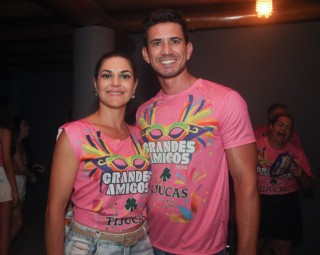 
<a style='margin-left: 5px;' class='btn btn-xs btn-social btn-facebook' href='https://www.facebook.com/sharer/sharer.php?u=https://galeramix.s01.web.getmuller.com.br/imagem/a153/800-800-90/conteudo/site_galerias/153/carnaval-grandes-amigos-141.jpg' rel='popup' data-width='500' data-height='400'><i class='fa fa-facebook'></i>Compartilhar <span class='hidden-xs'>no Facebook</span>
</a> 
<a class='btn btn-default btn-xs' target='_blank' href='imagem/a153/800-800-90/conteudo/site_galerias/153/carnaval-grandes-amigos-141.jpg'>
<span class='glyphicon glyphicon-cloud-download'></span> Salvar
</a>
