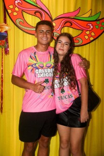 
<a style='margin-left: 5px;' class='btn btn-xs btn-social btn-facebook' href='https://www.facebook.com/sharer/sharer.php?u=https://galeramix.s01.web.getmuller.com.br/imagem/a153/800-800-90/conteudo/site_galerias/153/carnaval-grandes-amigos-151.jpg' rel='popup' data-width='500' data-height='400'><i class='fa fa-facebook'></i>Compartilhar <span class='hidden-xs'>no Facebook</span>
</a> 
<a class='btn btn-default btn-xs' target='_blank' href='imagem/a153/800-800-90/conteudo/site_galerias/153/carnaval-grandes-amigos-151.jpg'>
<span class='glyphicon glyphicon-cloud-download'></span> Salvar
</a>
