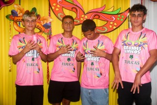 
<a style='margin-left: 5px;' class='btn btn-xs btn-social btn-facebook' href='https://www.facebook.com/sharer/sharer.php?u=https://galeramix.s01.web.getmuller.com.br/imagem/a153/800-800-90/conteudo/site_galerias/153/carnaval-grandes-amigos-153.jpg' rel='popup' data-width='500' data-height='400'><i class='fa fa-facebook'></i>Compartilhar <span class='hidden-xs'>no Facebook</span>
</a> 
<a class='btn btn-default btn-xs' target='_blank' href='imagem/a153/800-800-90/conteudo/site_galerias/153/carnaval-grandes-amigos-153.jpg'>
<span class='glyphicon glyphicon-cloud-download'></span> Salvar
</a>
