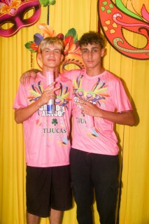 
<a style='margin-left: 5px;' class='btn btn-xs btn-social btn-facebook' href='https://www.facebook.com/sharer/sharer.php?u=https://galeramix.s01.web.getmuller.com.br/imagem/a153/800-800-90/conteudo/site_galerias/153/carnaval-grandes-amigos-154.jpg' rel='popup' data-width='500' data-height='400'><i class='fa fa-facebook'></i>Compartilhar <span class='hidden-xs'>no Facebook</span>
</a> 
<a class='btn btn-default btn-xs' target='_blank' href='imagem/a153/800-800-90/conteudo/site_galerias/153/carnaval-grandes-amigos-154.jpg'>
<span class='glyphicon glyphicon-cloud-download'></span> Salvar
</a>
