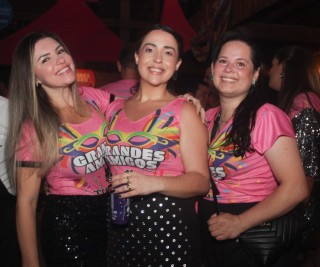 
<a style='margin-left: 5px;' class='btn btn-xs btn-social btn-facebook' href='https://www.facebook.com/sharer/sharer.php?u=https://galeramix.s01.web.getmuller.com.br/imagem/a153/800-800-90/conteudo/site_galerias/153/carnaval-grandes-amigos-156.jpg' rel='popup' data-width='500' data-height='400'><i class='fa fa-facebook'></i>Compartilhar <span class='hidden-xs'>no Facebook</span>
</a> 
<a class='btn btn-default btn-xs' target='_blank' href='imagem/a153/800-800-90/conteudo/site_galerias/153/carnaval-grandes-amigos-156.jpg'>
<span class='glyphicon glyphicon-cloud-download'></span> Salvar
</a>
