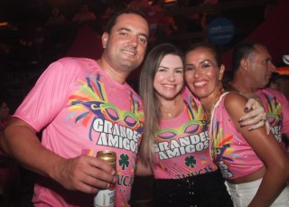 
<a style='margin-left: 5px;' class='btn btn-xs btn-social btn-facebook' href='https://www.facebook.com/sharer/sharer.php?u=https://galeramix.s01.web.getmuller.com.br/imagem/a153/800-800-90/conteudo/site_galerias/153/carnaval-grandes-amigos-157.jpg' rel='popup' data-width='500' data-height='400'><i class='fa fa-facebook'></i>Compartilhar <span class='hidden-xs'>no Facebook</span>
</a> 
<a class='btn btn-default btn-xs' target='_blank' href='imagem/a153/800-800-90/conteudo/site_galerias/153/carnaval-grandes-amigos-157.jpg'>
<span class='glyphicon glyphicon-cloud-download'></span> Salvar
</a>
