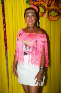 
<a style='margin-left: 5px;' class='btn btn-xs btn-social btn-facebook' href='https://www.facebook.com/sharer/sharer.php?u=https://galeramix.s01.web.getmuller.com.br/imagem/a153/800-800-90/conteudo/site_galerias/153/carnaval-grandes-amigos-158.jpg' rel='popup' data-width='500' data-height='400'><i class='fa fa-facebook'></i>Compartilhar <span class='hidden-xs'>no Facebook</span>
</a> 
<a class='btn btn-default btn-xs' target='_blank' href='imagem/a153/800-800-90/conteudo/site_galerias/153/carnaval-grandes-amigos-158.jpg'>
<span class='glyphicon glyphicon-cloud-download'></span> Salvar
</a>
