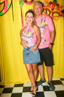 
<a style='margin-left: 5px;' class='btn btn-xs btn-social btn-facebook' href='https://www.facebook.com/sharer/sharer.php?u=https://galeramix.s01.web.getmuller.com.br/imagem/a153/800-800-90/conteudo/site_galerias/153/carnaval-grandes-amigos-16.jpg' rel='popup' data-width='500' data-height='400'><i class='fa fa-facebook'></i>Compartilhar <span class='hidden-xs'>no Facebook</span>
</a> 
<a class='btn btn-default btn-xs' target='_blank' href='imagem/a153/800-800-90/conteudo/site_galerias/153/carnaval-grandes-amigos-16.jpg'>
<span class='glyphicon glyphicon-cloud-download'></span> Salvar
</a>
