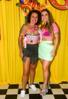 
<a style='margin-left: 5px;' class='btn btn-xs btn-social btn-facebook' href='https://www.facebook.com/sharer/sharer.php?u=https://galeramix.s01.web.getmuller.com.br/imagem/a153/800-800-90/conteudo/site_galerias/153/carnaval-grandes-amigos-17.jpg' rel='popup' data-width='500' data-height='400'><i class='fa fa-facebook'></i>Compartilhar <span class='hidden-xs'>no Facebook</span>
</a> 
<a class='btn btn-default btn-xs' target='_blank' href='imagem/a153/800-800-90/conteudo/site_galerias/153/carnaval-grandes-amigos-17.jpg'>
<span class='glyphicon glyphicon-cloud-download'></span> Salvar
</a>
