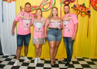 
<a style='margin-left: 5px;' class='btn btn-xs btn-social btn-facebook' href='https://www.facebook.com/sharer/sharer.php?u=https://galeramix.s01.web.getmuller.com.br/imagem/a153/800-800-90/conteudo/site_galerias/153/carnaval-grandes-amigos-19.jpg' rel='popup' data-width='500' data-height='400'><i class='fa fa-facebook'></i>Compartilhar <span class='hidden-xs'>no Facebook</span>
</a> 
<a class='btn btn-default btn-xs' target='_blank' href='imagem/a153/800-800-90/conteudo/site_galerias/153/carnaval-grandes-amigos-19.jpg'>
<span class='glyphicon glyphicon-cloud-download'></span> Salvar
</a>
