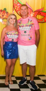 
<a style='margin-left: 5px;' class='btn btn-xs btn-social btn-facebook' href='https://www.facebook.com/sharer/sharer.php?u=https://galeramix.s01.web.getmuller.com.br/imagem/a153/800-800-90/conteudo/site_galerias/153/carnaval-grandes-amigos-23.jpg' rel='popup' data-width='500' data-height='400'><i class='fa fa-facebook'></i>Compartilhar <span class='hidden-xs'>no Facebook</span>
</a> 
<a class='btn btn-default btn-xs' target='_blank' href='imagem/a153/800-800-90/conteudo/site_galerias/153/carnaval-grandes-amigos-23.jpg'>
<span class='glyphicon glyphicon-cloud-download'></span> Salvar
</a>
