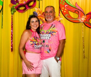 
<a style='margin-left: 5px;' class='btn btn-xs btn-social btn-facebook' href='https://www.facebook.com/sharer/sharer.php?u=https://galeramix.s01.web.getmuller.com.br/imagem/a153/800-800-90/conteudo/site_galerias/153/carnaval-grandes-amigos-26.jpg' rel='popup' data-width='500' data-height='400'><i class='fa fa-facebook'></i>Compartilhar <span class='hidden-xs'>no Facebook</span>
</a> 
<a class='btn btn-default btn-xs' target='_blank' href='imagem/a153/800-800-90/conteudo/site_galerias/153/carnaval-grandes-amigos-26.jpg'>
<span class='glyphicon glyphicon-cloud-download'></span> Salvar
</a>
