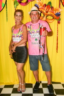 
<a style='margin-left: 5px;' class='btn btn-xs btn-social btn-facebook' href='https://www.facebook.com/sharer/sharer.php?u=https://galeramix.s01.web.getmuller.com.br/imagem/a153/800-800-90/conteudo/site_galerias/153/carnaval-grandes-amigos-30.jpg' rel='popup' data-width='500' data-height='400'><i class='fa fa-facebook'></i>Compartilhar <span class='hidden-xs'>no Facebook</span>
</a> 
<a class='btn btn-default btn-xs' target='_blank' href='imagem/a153/800-800-90/conteudo/site_galerias/153/carnaval-grandes-amigos-30.jpg'>
<span class='glyphicon glyphicon-cloud-download'></span> Salvar
</a>
