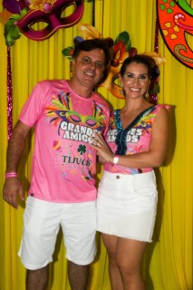 
<a style='margin-left: 5px;' class='btn btn-xs btn-social btn-facebook' href='https://www.facebook.com/sharer/sharer.php?u=https://galeramix.s01.web.getmuller.com.br/imagem/a153/800-800-90/conteudo/site_galerias/153/carnaval-grandes-amigos-31.jpg' rel='popup' data-width='500' data-height='400'><i class='fa fa-facebook'></i>Compartilhar <span class='hidden-xs'>no Facebook</span>
</a> 
<a class='btn btn-default btn-xs' target='_blank' href='imagem/a153/800-800-90/conteudo/site_galerias/153/carnaval-grandes-amigos-31.jpg'>
<span class='glyphicon glyphicon-cloud-download'></span> Salvar
</a>
