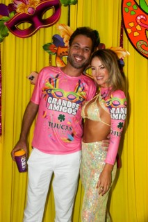 
<a style='margin-left: 5px;' class='btn btn-xs btn-social btn-facebook' href='https://www.facebook.com/sharer/sharer.php?u=https://galeramix.s01.web.getmuller.com.br/imagem/a153/800-800-90/conteudo/site_galerias/153/carnaval-grandes-amigos-32.jpg' rel='popup' data-width='500' data-height='400'><i class='fa fa-facebook'></i>Compartilhar <span class='hidden-xs'>no Facebook</span>
</a> 
<a class='btn btn-default btn-xs' target='_blank' href='imagem/a153/800-800-90/conteudo/site_galerias/153/carnaval-grandes-amigos-32.jpg'>
<span class='glyphicon glyphicon-cloud-download'></span> Salvar
</a>
