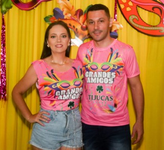 
<a style='margin-left: 5px;' class='btn btn-xs btn-social btn-facebook' href='https://www.facebook.com/sharer/sharer.php?u=https://galeramix.s01.web.getmuller.com.br/imagem/a153/800-800-90/conteudo/site_galerias/153/carnaval-grandes-amigos-35.jpg' rel='popup' data-width='500' data-height='400'><i class='fa fa-facebook'></i>Compartilhar <span class='hidden-xs'>no Facebook</span>
</a> 
<a class='btn btn-default btn-xs' target='_blank' href='imagem/a153/800-800-90/conteudo/site_galerias/153/carnaval-grandes-amigos-35.jpg'>
<span class='glyphicon glyphicon-cloud-download'></span> Salvar
</a>
