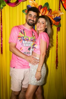 
<a style='margin-left: 5px;' class='btn btn-xs btn-social btn-facebook' href='https://www.facebook.com/sharer/sharer.php?u=https://galeramix.s01.web.getmuller.com.br/imagem/a153/800-800-90/conteudo/site_galerias/153/carnaval-grandes-amigos-38.jpg' rel='popup' data-width='500' data-height='400'><i class='fa fa-facebook'></i>Compartilhar <span class='hidden-xs'>no Facebook</span>
</a> 
<a class='btn btn-default btn-xs' target='_blank' href='imagem/a153/800-800-90/conteudo/site_galerias/153/carnaval-grandes-amigos-38.jpg'>
<span class='glyphicon glyphicon-cloud-download'></span> Salvar
</a>
