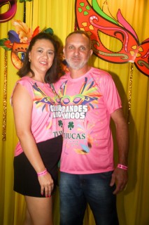 
<a style='margin-left: 5px;' class='btn btn-xs btn-social btn-facebook' href='https://www.facebook.com/sharer/sharer.php?u=https://galeramix.s01.web.getmuller.com.br/imagem/a153/800-800-90/conteudo/site_galerias/153/carnaval-grandes-amigos-40.jpg' rel='popup' data-width='500' data-height='400'><i class='fa fa-facebook'></i>Compartilhar <span class='hidden-xs'>no Facebook</span>
</a> 
<a class='btn btn-default btn-xs' target='_blank' href='imagem/a153/800-800-90/conteudo/site_galerias/153/carnaval-grandes-amigos-40.jpg'>
<span class='glyphicon glyphicon-cloud-download'></span> Salvar
</a>
