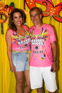 
<a style='margin-left: 5px;' class='btn btn-xs btn-social btn-facebook' href='https://www.facebook.com/sharer/sharer.php?u=https://galeramix.s01.web.getmuller.com.br/imagem/a153/800-800-90/conteudo/site_galerias/153/carnaval-grandes-amigos-45.jpg' rel='popup' data-width='500' data-height='400'><i class='fa fa-facebook'></i>Compartilhar <span class='hidden-xs'>no Facebook</span>
</a> 
<a class='btn btn-default btn-xs' target='_blank' href='imagem/a153/800-800-90/conteudo/site_galerias/153/carnaval-grandes-amigos-45.jpg'>
<span class='glyphicon glyphicon-cloud-download'></span> Salvar
</a>
