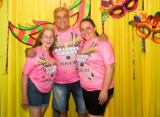 
<a style='margin-left: 5px;' class='btn btn-xs btn-social btn-facebook' href='https://www.facebook.com/sharer/sharer.php?u=https://galeramix.s01.web.getmuller.com.br/imagem/a153/800-800-90/conteudo/site_galerias/153/carnaval-grandes-amigos-49.jpg' rel='popup' data-width='500' data-height='400'><i class='fa fa-facebook'></i>Compartilhar <span class='hidden-xs'>no Facebook</span>
</a> 
<a class='btn btn-default btn-xs' target='_blank' href='imagem/a153/800-800-90/conteudo/site_galerias/153/carnaval-grandes-amigos-49.jpg'>
<span class='glyphicon glyphicon-cloud-download'></span> Salvar
</a>
