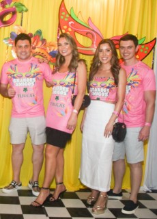 
<a style='margin-left: 5px;' class='btn btn-xs btn-social btn-facebook' href='https://www.facebook.com/sharer/sharer.php?u=https://galeramix.s01.web.getmuller.com.br/imagem/a153/800-800-90/conteudo/site_galerias/153/carnaval-grandes-amigos-51.jpg' rel='popup' data-width='500' data-height='400'><i class='fa fa-facebook'></i>Compartilhar <span class='hidden-xs'>no Facebook</span>
</a> 
<a class='btn btn-default btn-xs' target='_blank' href='imagem/a153/800-800-90/conteudo/site_galerias/153/carnaval-grandes-amigos-51.jpg'>
<span class='glyphicon glyphicon-cloud-download'></span> Salvar
</a>
