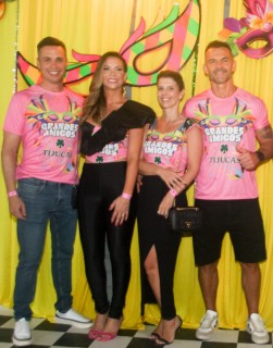 
<a style='margin-left: 5px;' class='btn btn-xs btn-social btn-facebook' href='https://www.facebook.com/sharer/sharer.php?u=https://galeramix.s01.web.getmuller.com.br/imagem/a153/800-800-90/conteudo/site_galerias/153/carnaval-grandes-amigos-52.jpg' rel='popup' data-width='500' data-height='400'><i class='fa fa-facebook'></i>Compartilhar <span class='hidden-xs'>no Facebook</span>
</a> 
<a class='btn btn-default btn-xs' target='_blank' href='imagem/a153/800-800-90/conteudo/site_galerias/153/carnaval-grandes-amigos-52.jpg'>
<span class='glyphicon glyphicon-cloud-download'></span> Salvar
</a>
