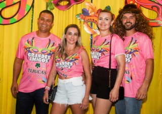 
<a style='margin-left: 5px;' class='btn btn-xs btn-social btn-facebook' href='https://www.facebook.com/sharer/sharer.php?u=https://galeramix.s01.web.getmuller.com.br/imagem/a153/800-800-90/conteudo/site_galerias/153/carnaval-grandes-amigos-58.jpg' rel='popup' data-width='500' data-height='400'><i class='fa fa-facebook'></i>Compartilhar <span class='hidden-xs'>no Facebook</span>
</a> 
<a class='btn btn-default btn-xs' target='_blank' href='imagem/a153/800-800-90/conteudo/site_galerias/153/carnaval-grandes-amigos-58.jpg'>
<span class='glyphicon glyphicon-cloud-download'></span> Salvar
</a>
