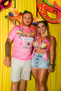 
<a style='margin-left: 5px;' class='btn btn-xs btn-social btn-facebook' href='https://www.facebook.com/sharer/sharer.php?u=https://galeramix.s01.web.getmuller.com.br/imagem/a153/800-800-90/conteudo/site_galerias/153/carnaval-grandes-amigos-59.jpg' rel='popup' data-width='500' data-height='400'><i class='fa fa-facebook'></i>Compartilhar <span class='hidden-xs'>no Facebook</span>
</a> 
<a class='btn btn-default btn-xs' target='_blank' href='imagem/a153/800-800-90/conteudo/site_galerias/153/carnaval-grandes-amigos-59.jpg'>
<span class='glyphicon glyphicon-cloud-download'></span> Salvar
</a>
