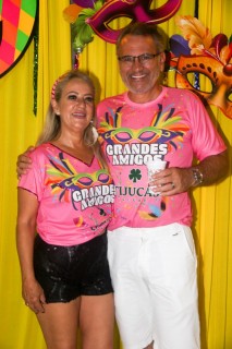 
<a style='margin-left: 5px;' class='btn btn-xs btn-social btn-facebook' href='https://www.facebook.com/sharer/sharer.php?u=https://galeramix.s01.web.getmuller.com.br/imagem/a153/800-800-90/conteudo/site_galerias/153/carnaval-grandes-amigos-61.jpg' rel='popup' data-width='500' data-height='400'><i class='fa fa-facebook'></i>Compartilhar <span class='hidden-xs'>no Facebook</span>
</a> 
<a class='btn btn-default btn-xs' target='_blank' href='imagem/a153/800-800-90/conteudo/site_galerias/153/carnaval-grandes-amigos-61.jpg'>
<span class='glyphicon glyphicon-cloud-download'></span> Salvar
</a>
