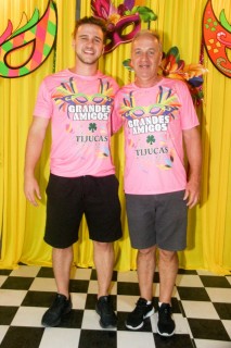 
<a style='margin-left: 5px;' class='btn btn-xs btn-social btn-facebook' href='https://www.facebook.com/sharer/sharer.php?u=https://galeramix.s01.web.getmuller.com.br/imagem/a153/800-800-90/conteudo/site_galerias/153/carnaval-grandes-amigos-62.jpg' rel='popup' data-width='500' data-height='400'><i class='fa fa-facebook'></i>Compartilhar <span class='hidden-xs'>no Facebook</span>
</a> 
<a class='btn btn-default btn-xs' target='_blank' href='imagem/a153/800-800-90/conteudo/site_galerias/153/carnaval-grandes-amigos-62.jpg'>
<span class='glyphicon glyphicon-cloud-download'></span> Salvar
</a>
